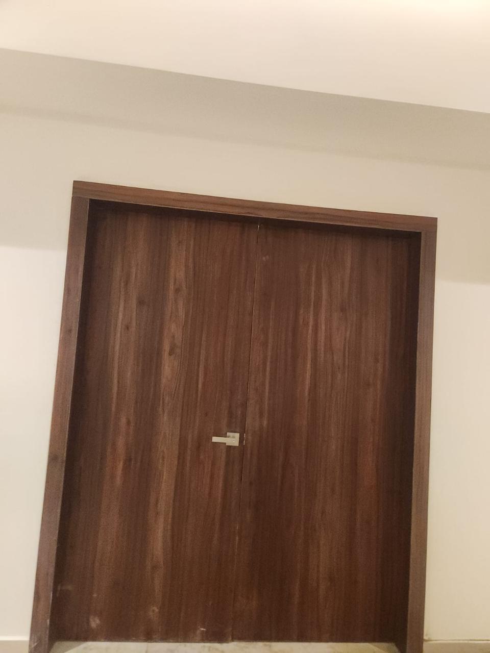 Puerta doble en madera oscura