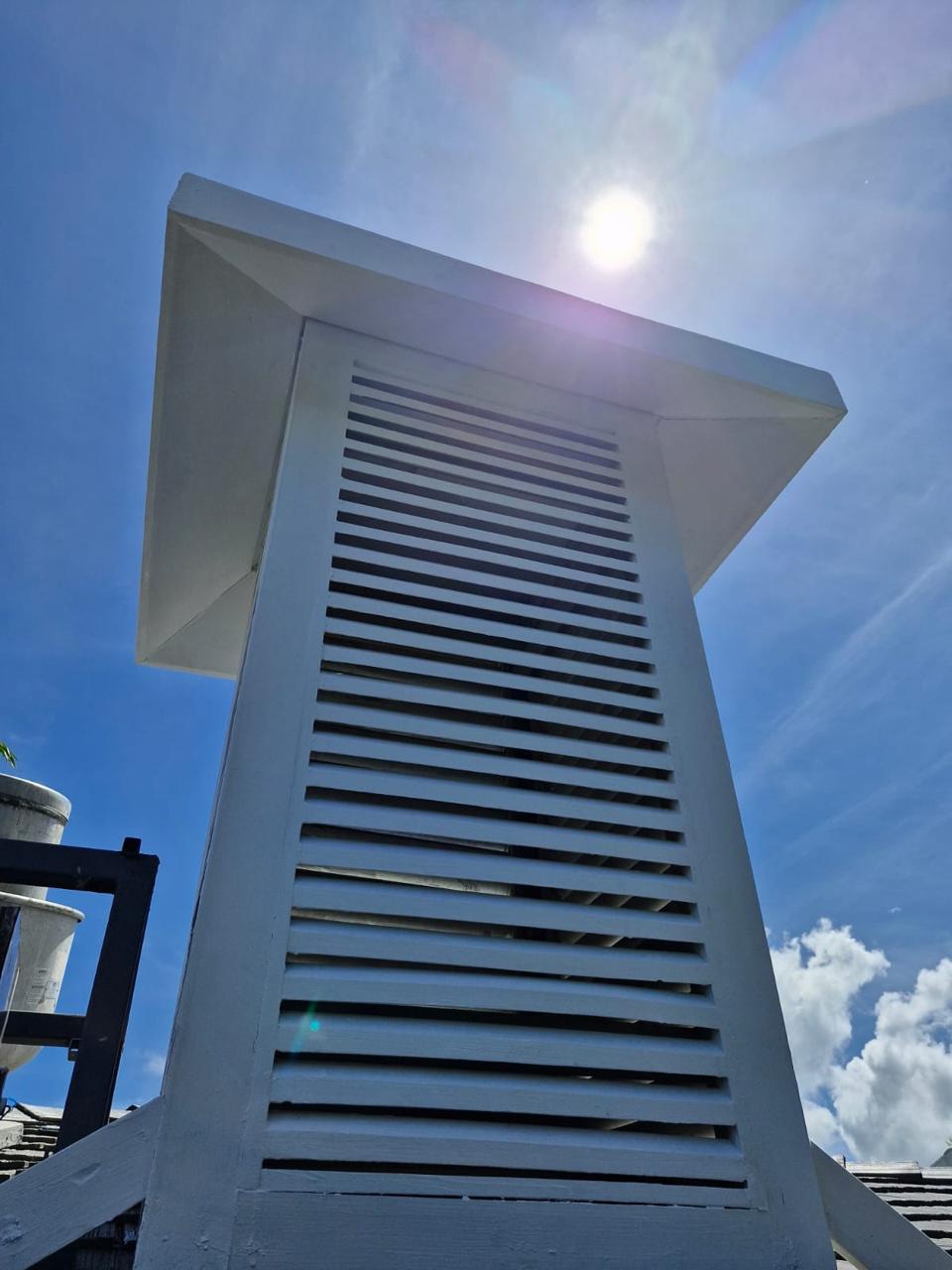 Torre de ventilación con persianas