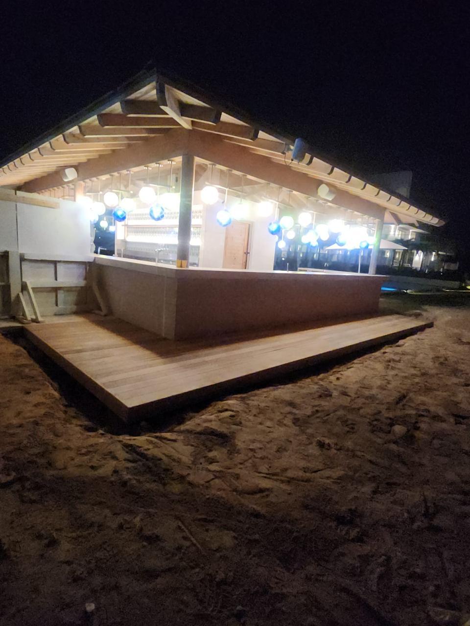 Bar de playa con techo a dos aguas