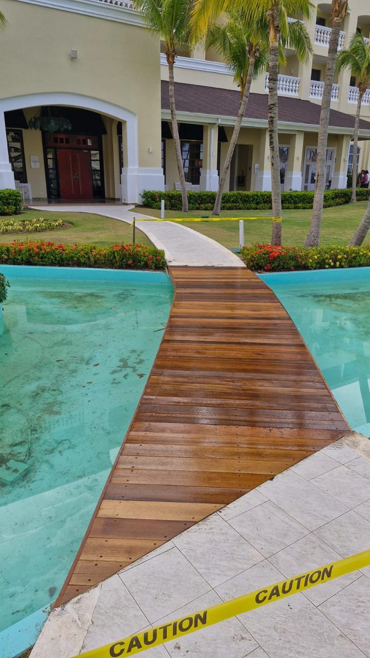 Pasarela de madera sobre piscina