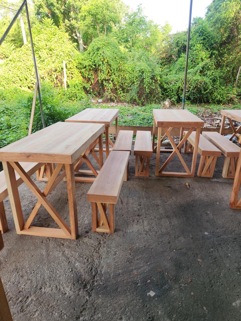 Juego de mesas y bancos en madera maciza