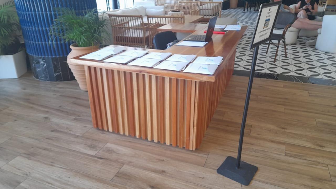 Barra de recepción en listones de madera