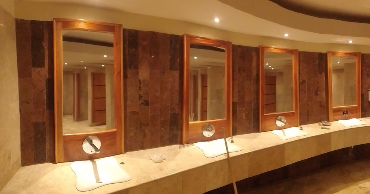 Espejos con marco de madera para baño