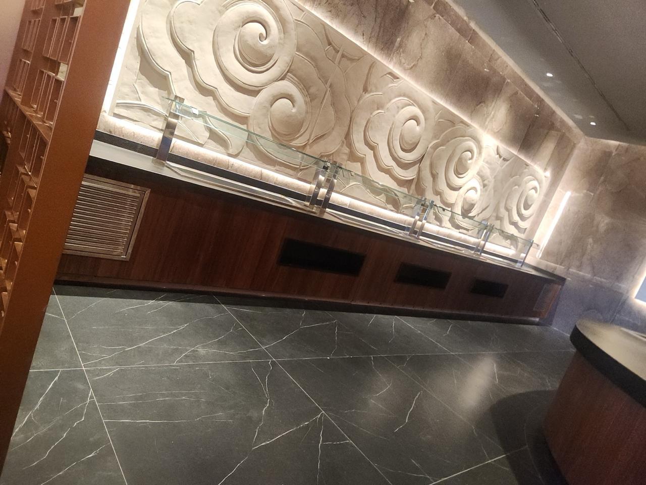 Counter de servicio en madera con protector de vidrio