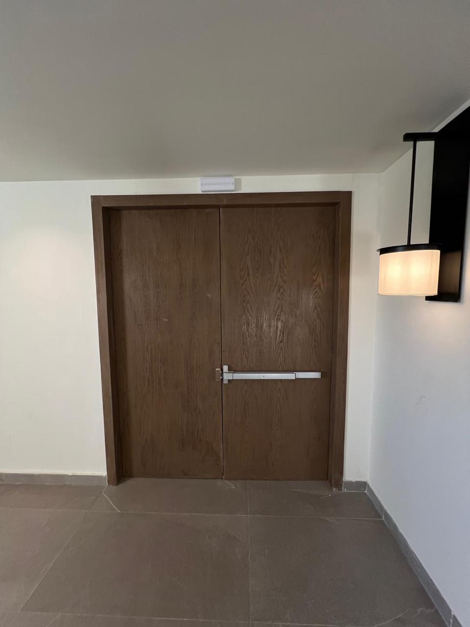 Puerta doble con barra antipánico