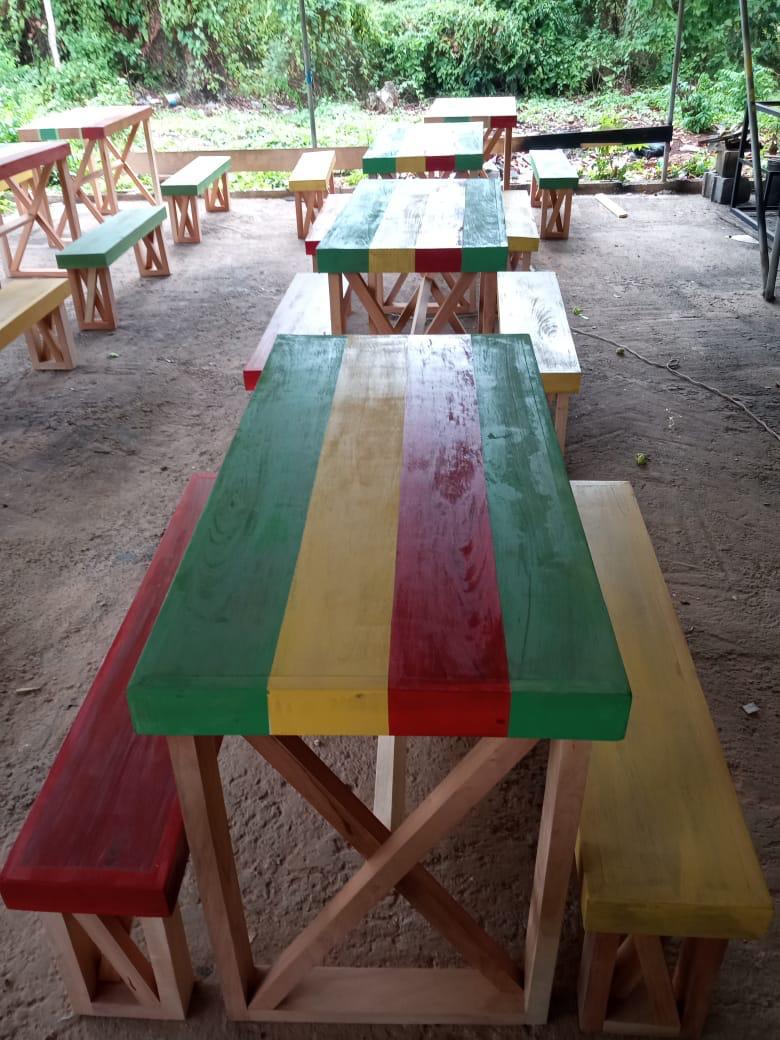 Juego de mesas y bancos en colores caribeños