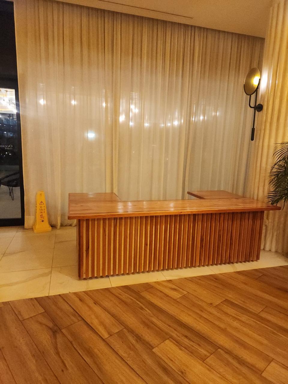 Counter de recepción con frente acanalado