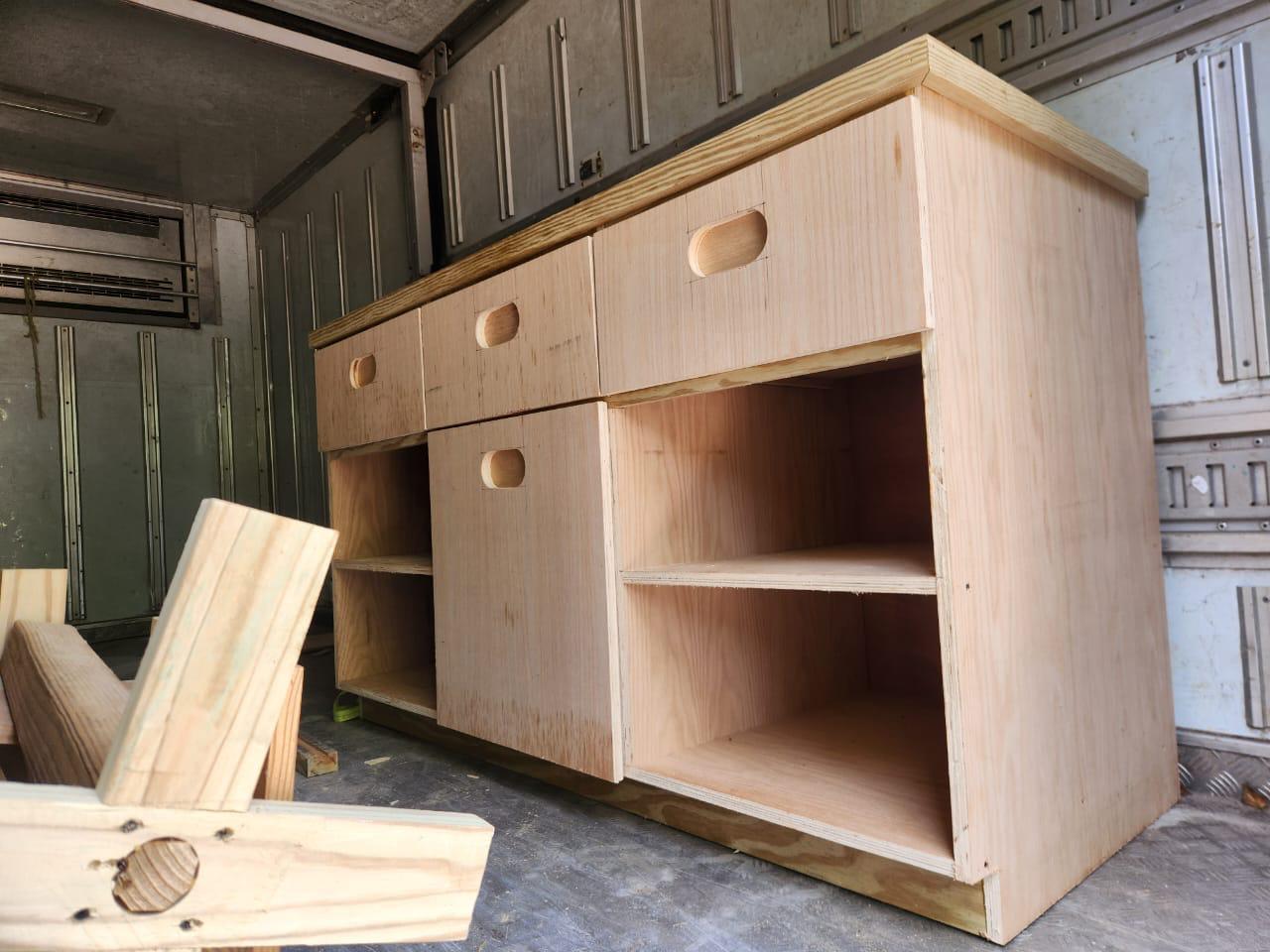 Mueble bajo con gavetas y entrepaños