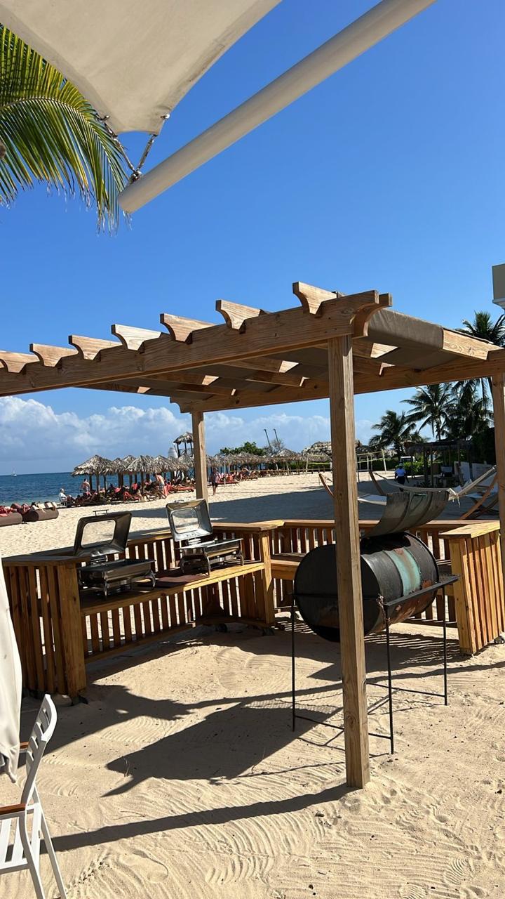 Estación de parrilla en playa con pérgola