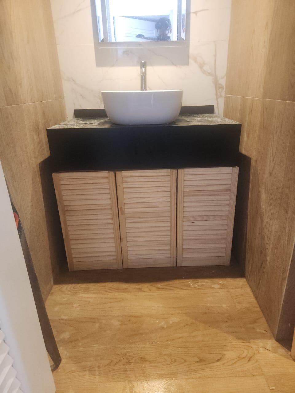 Mueble de lavamanos con puertas persianas