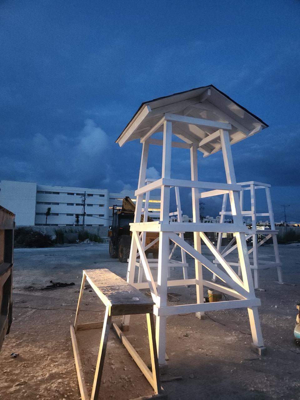 Torre salvavidas en madera