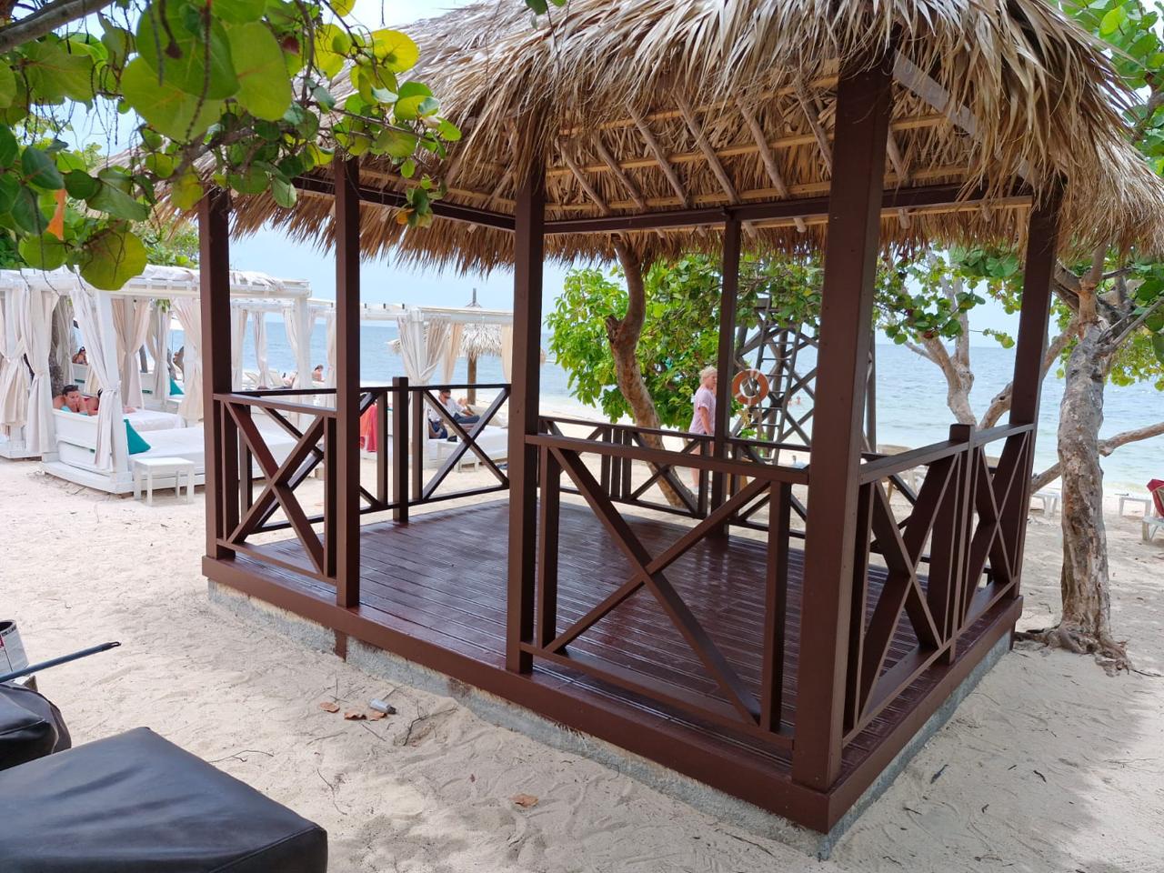 Gazebo de playa en madera con techo de paja
