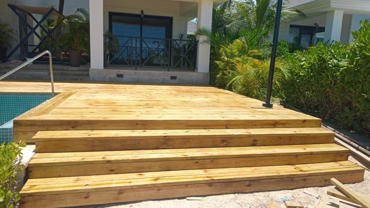 Deck de piscina con escalones