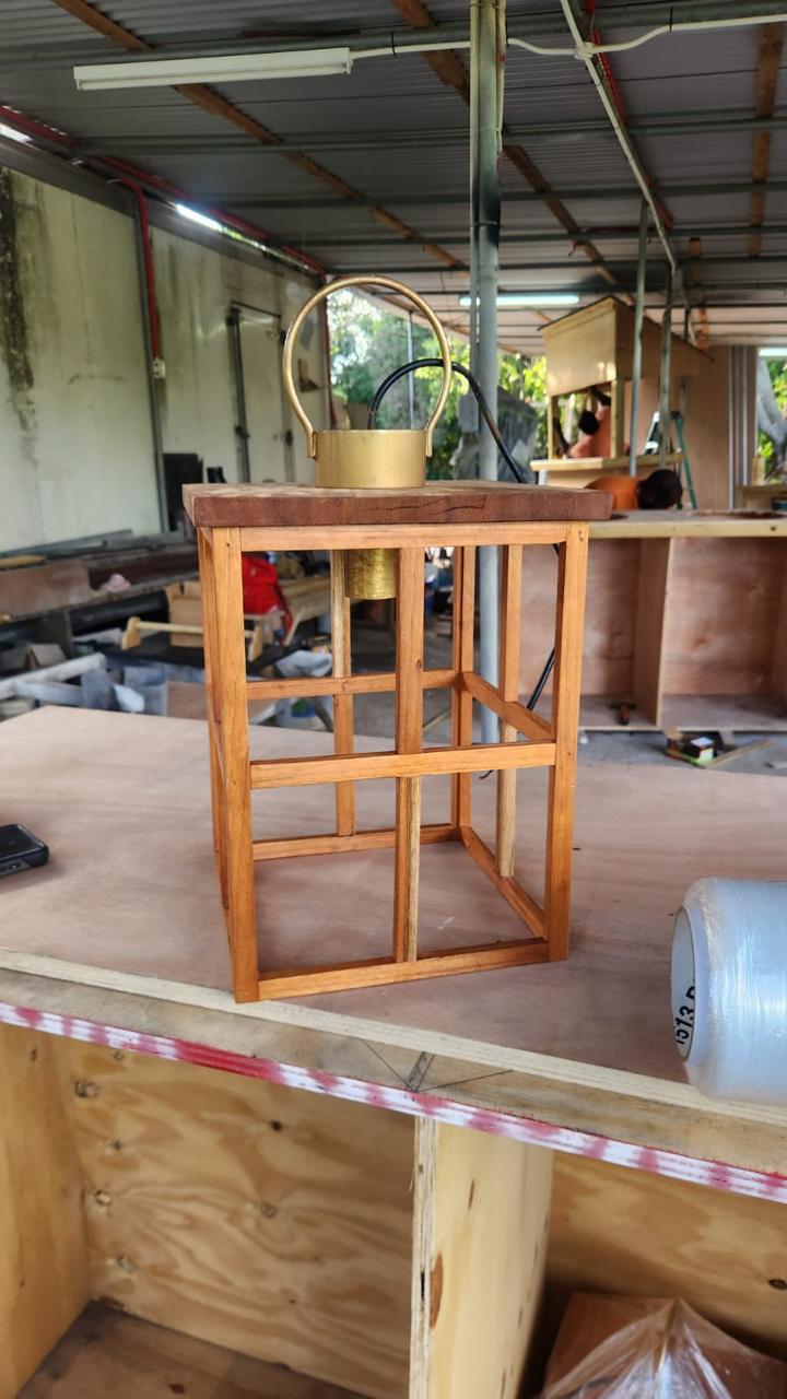 Lámpara farol en madera y metal dorado