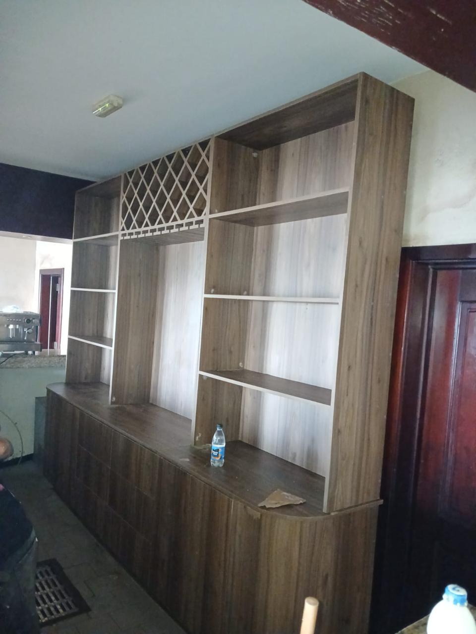Mueble trasero de bar con botellero