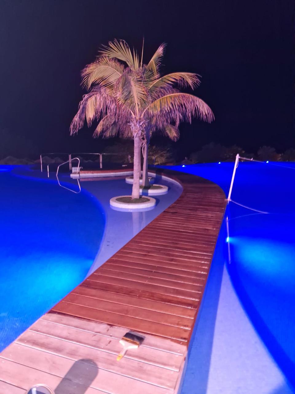 Camino de deck en madera para área de piscina