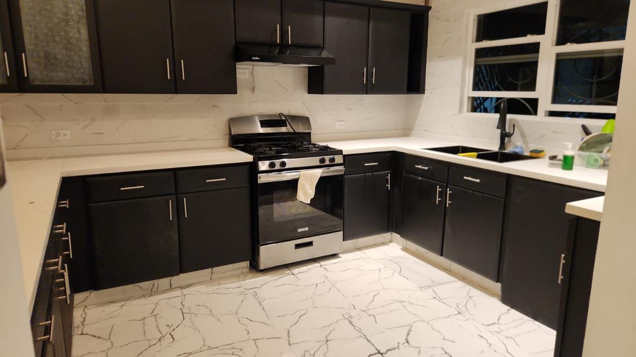 Cocina modular en madera con acabado negro mate