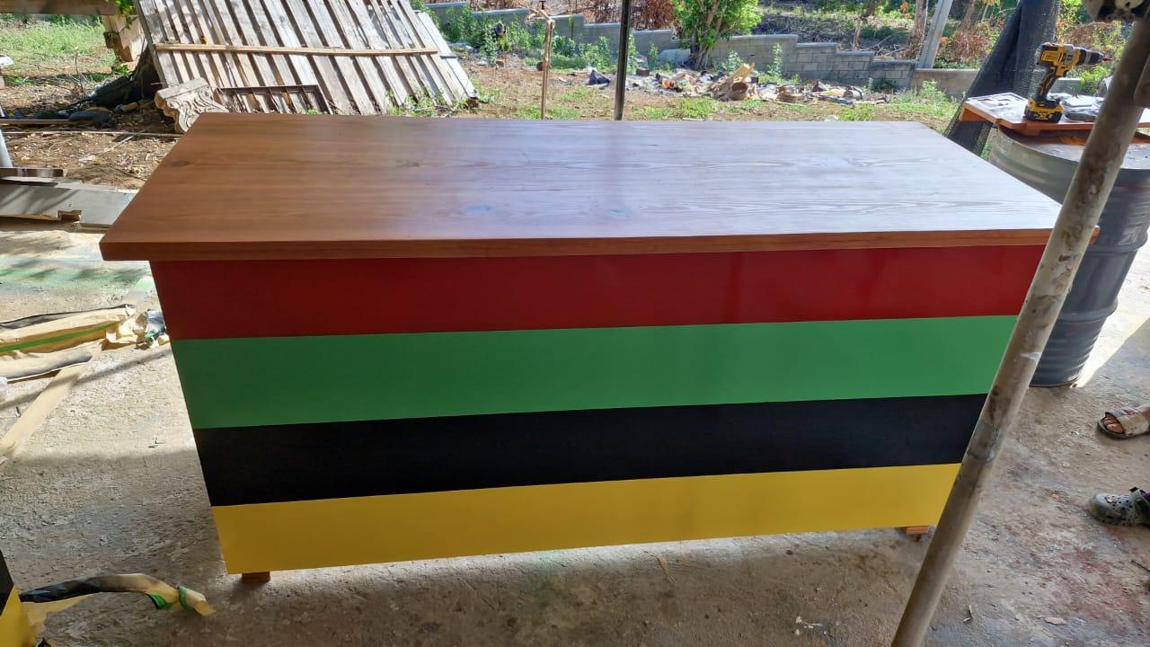 Barra de madera con franjas de colores