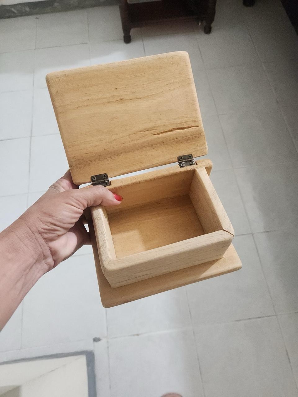Caja de madera con bisagras