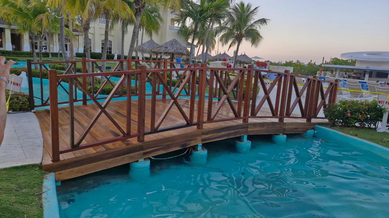 Puente de madera con barandas en X