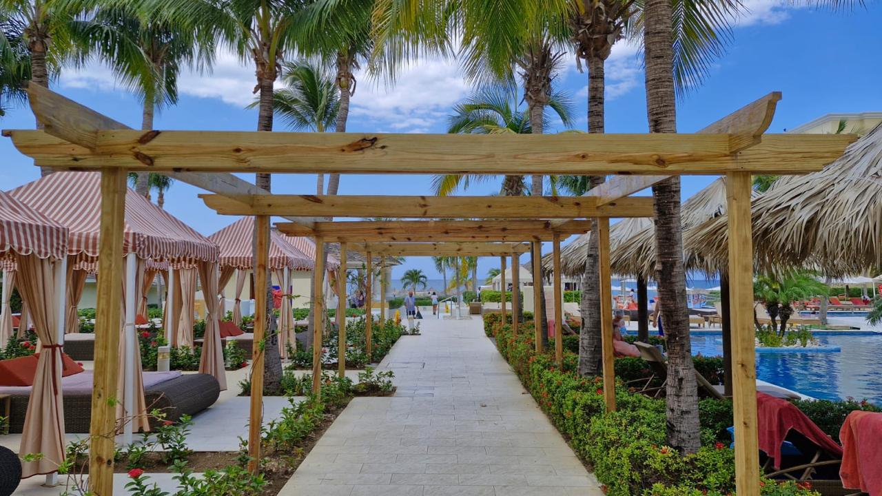Pérgola de paso en jardín