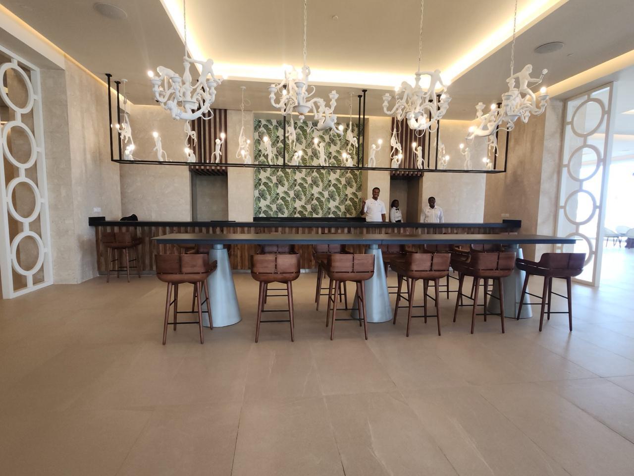 Barra de lounge con listones de madera