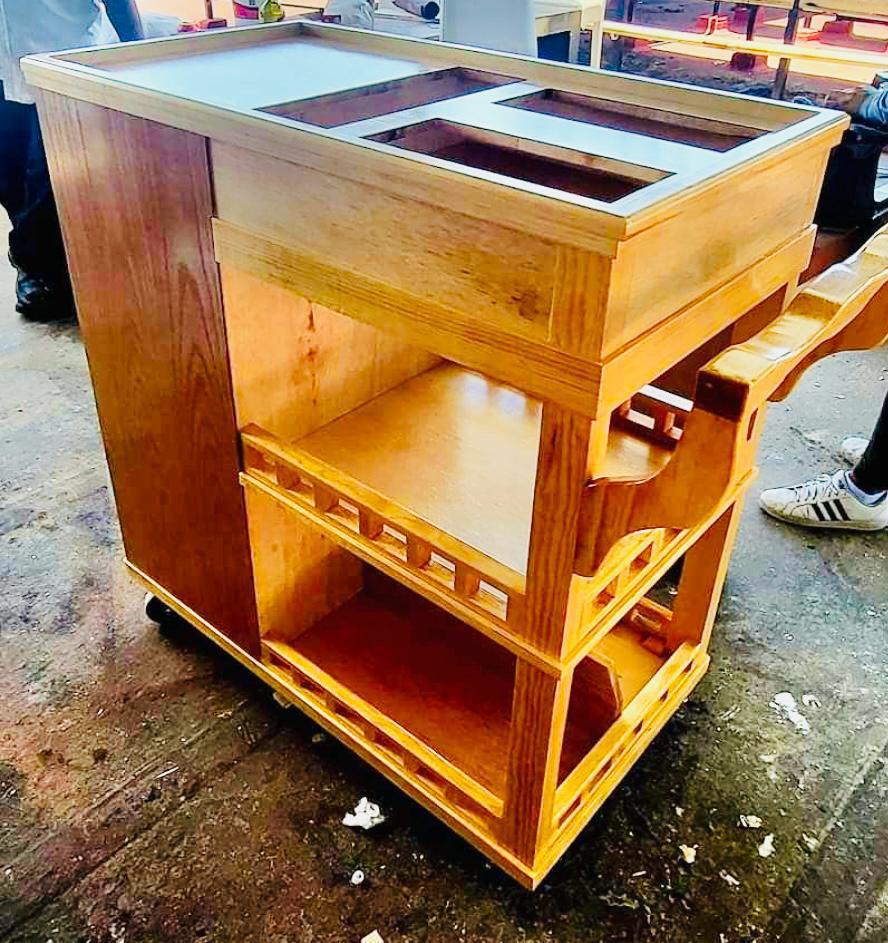 Carrito de servicio en madera con portacopas