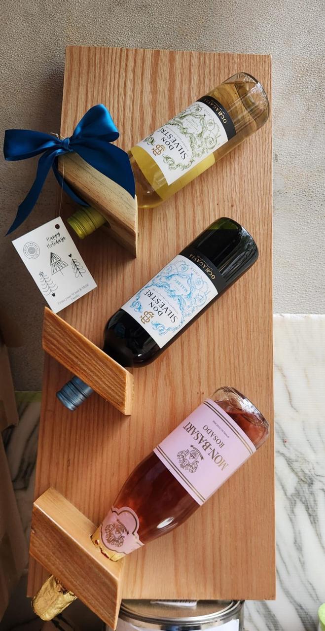 Tabla exhibidora de vinos en madera