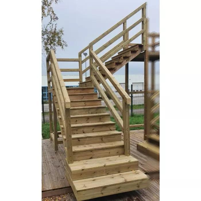 Escalera y plataforma de madera