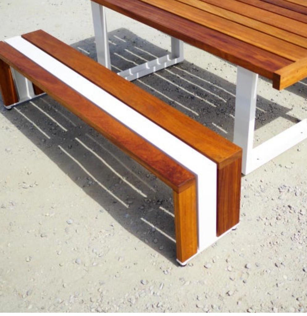 Mesa y bancos de exterior en madera y metal