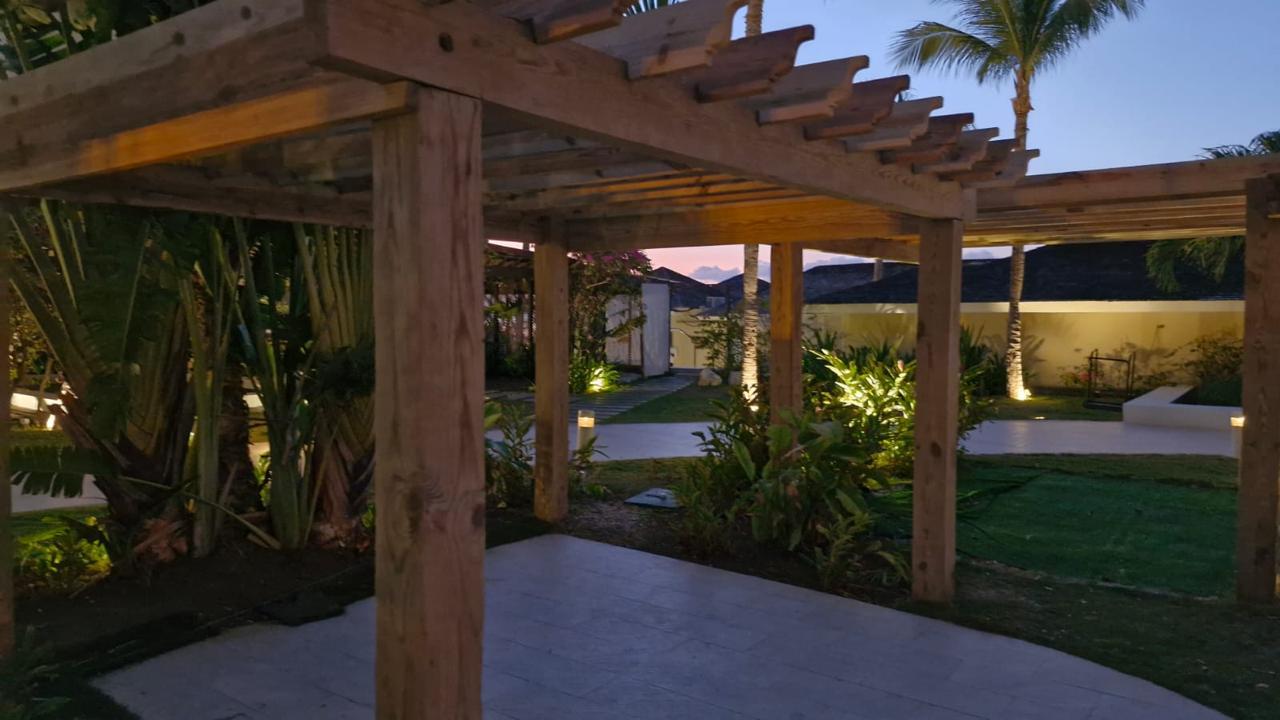 Pérgola de jardín iluminada