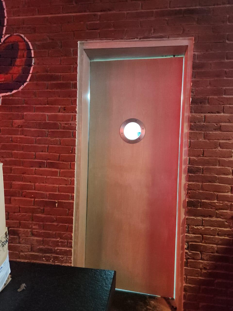 Puerta de servicio con ojo de buey