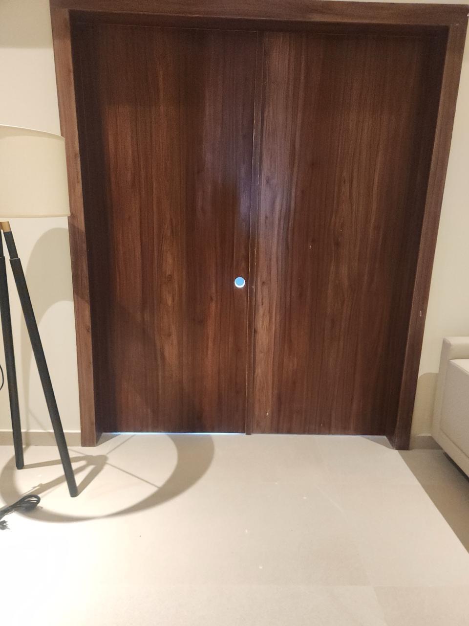 Puerta doble en madera noble con marco