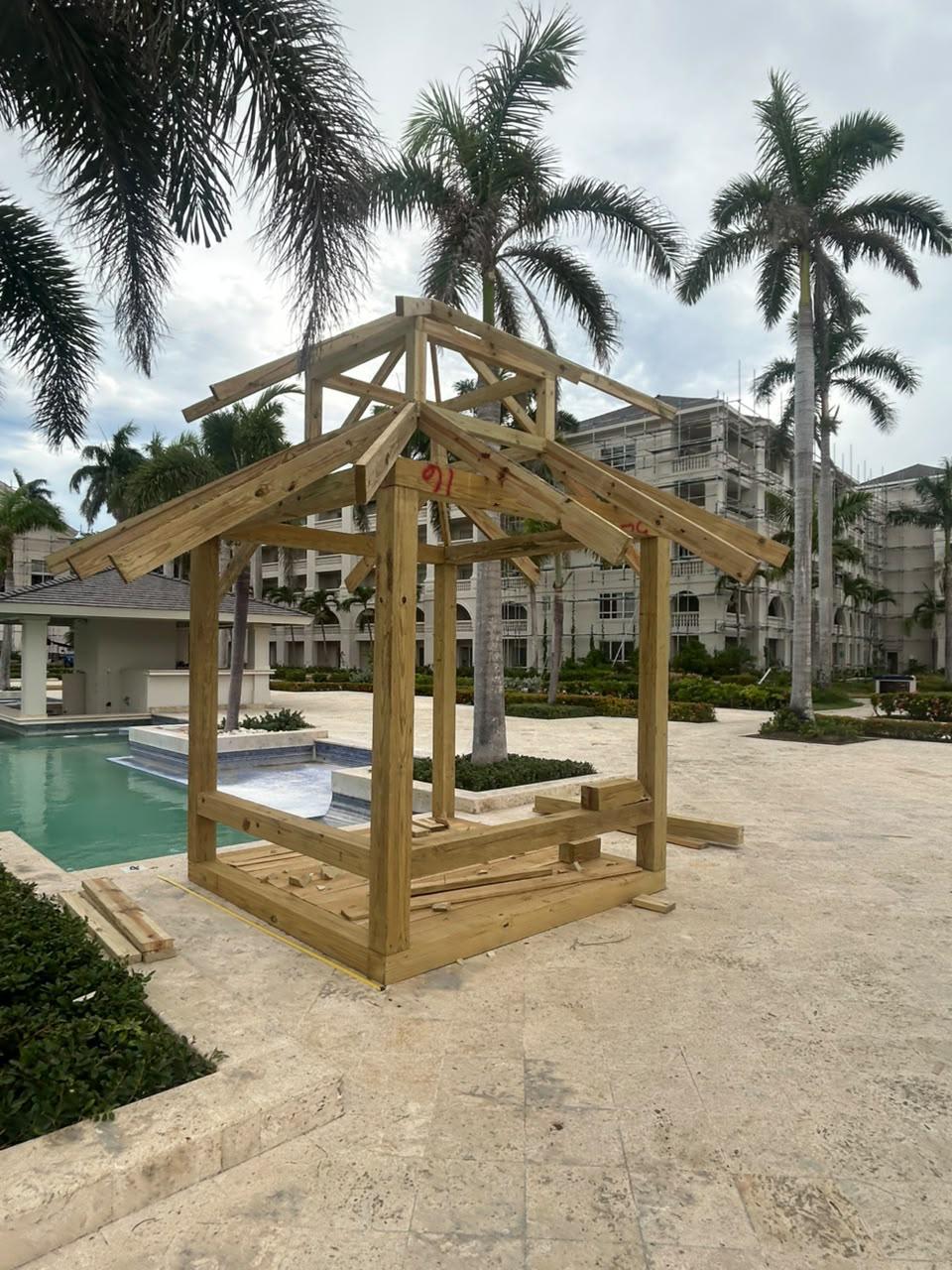 Estructura de gazebo junto a la piscina