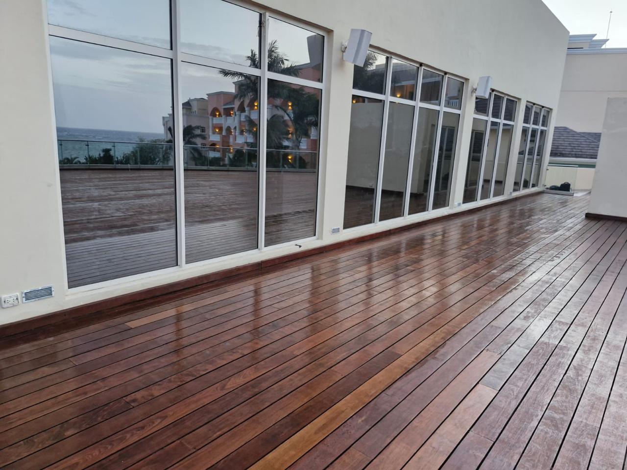 Piso de terraza en madera dura