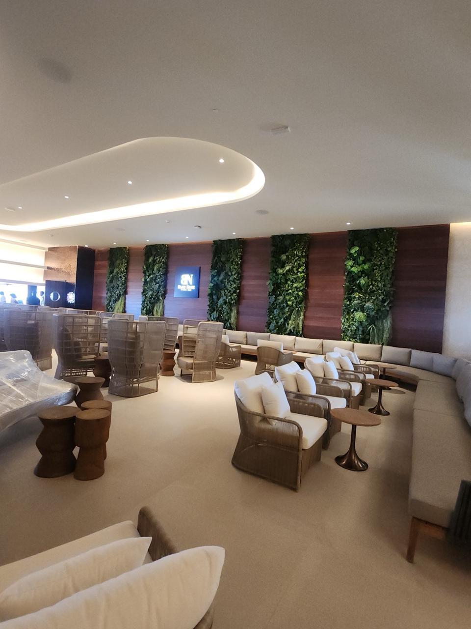 Panelado de pared en madera con jardines verticales