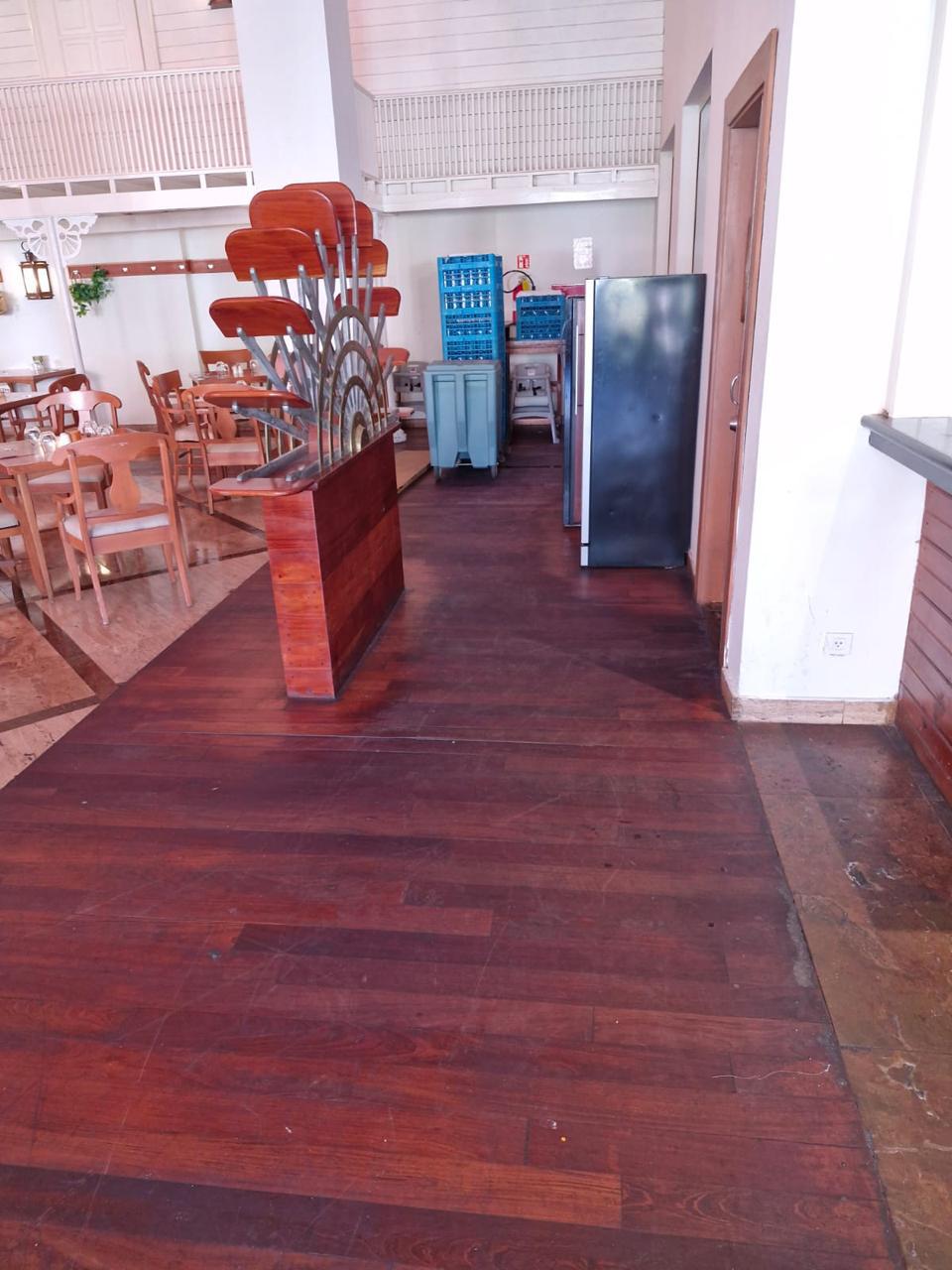 Piso de madera para restaurante