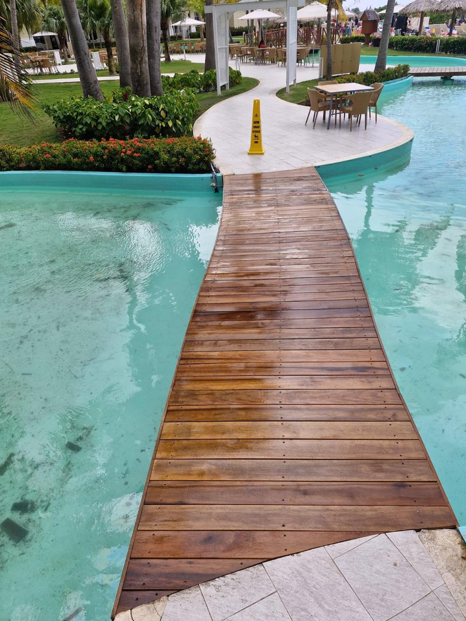Puente de madera sobre piscina