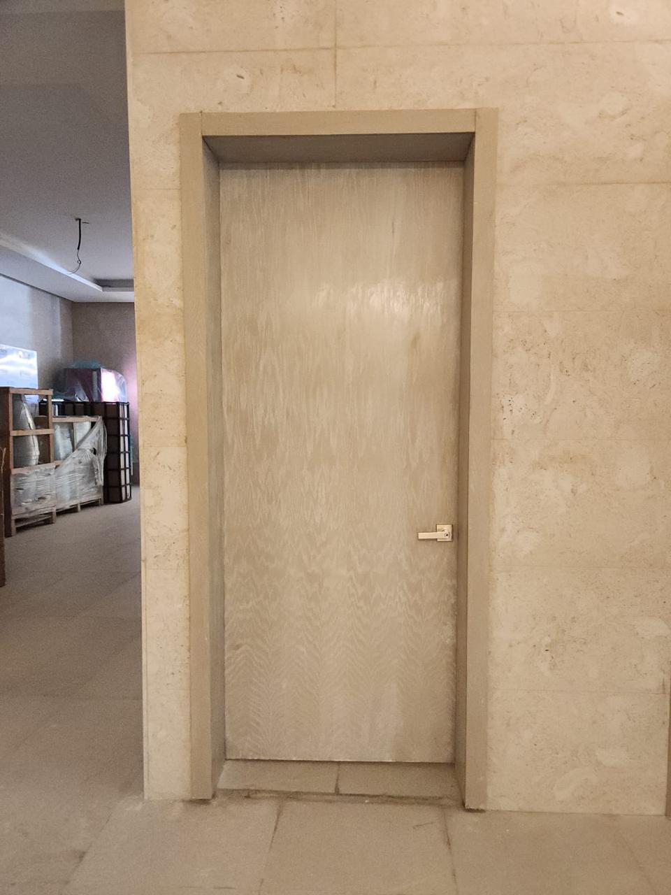 Puerta lisa en tono claro