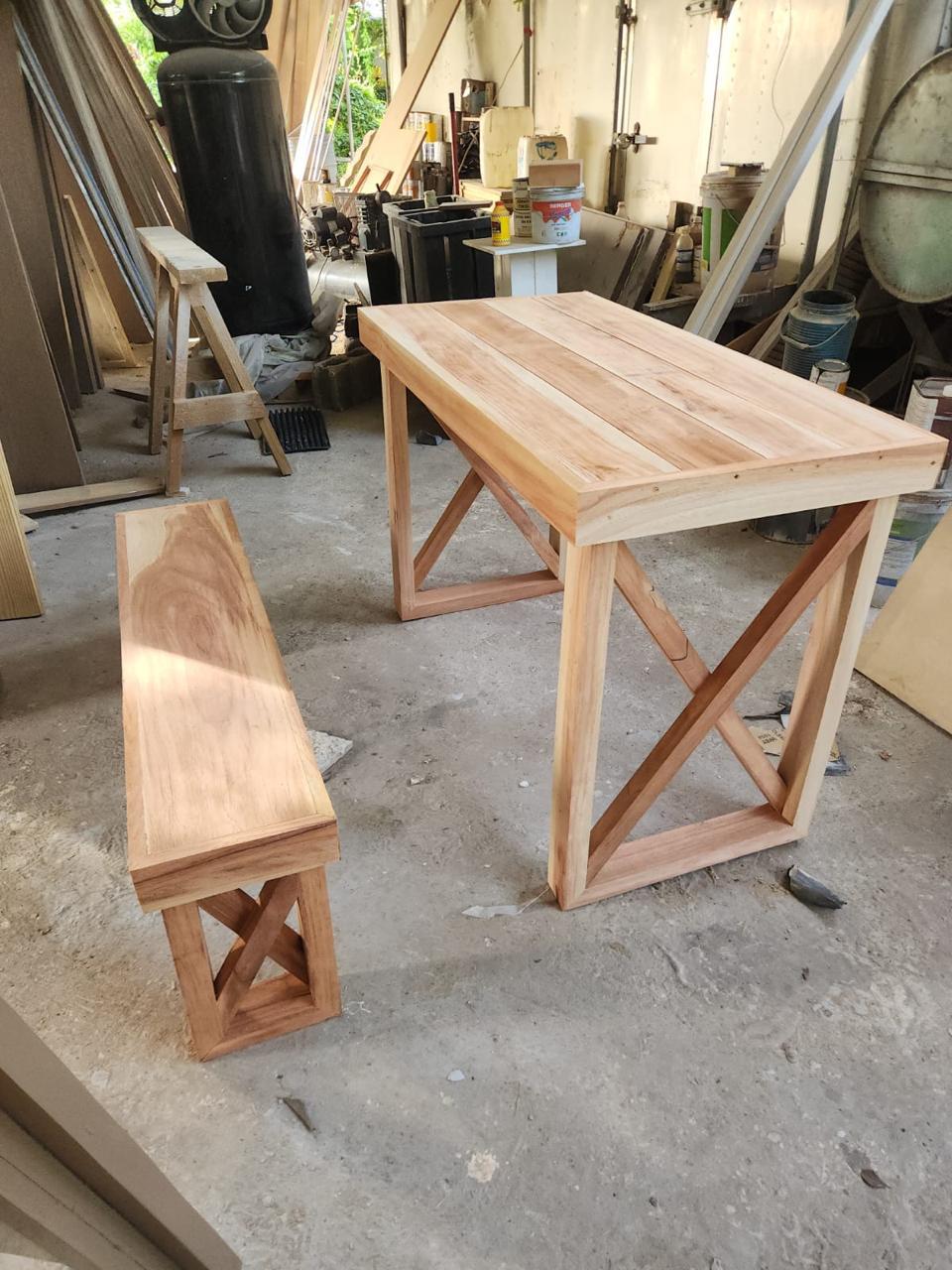 Mesa y banco rústicos con soporte en X