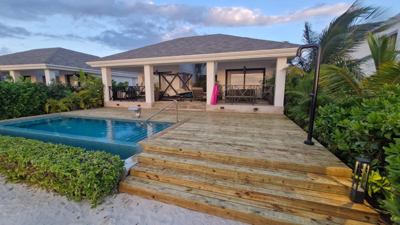 Deck de piscina con escalones