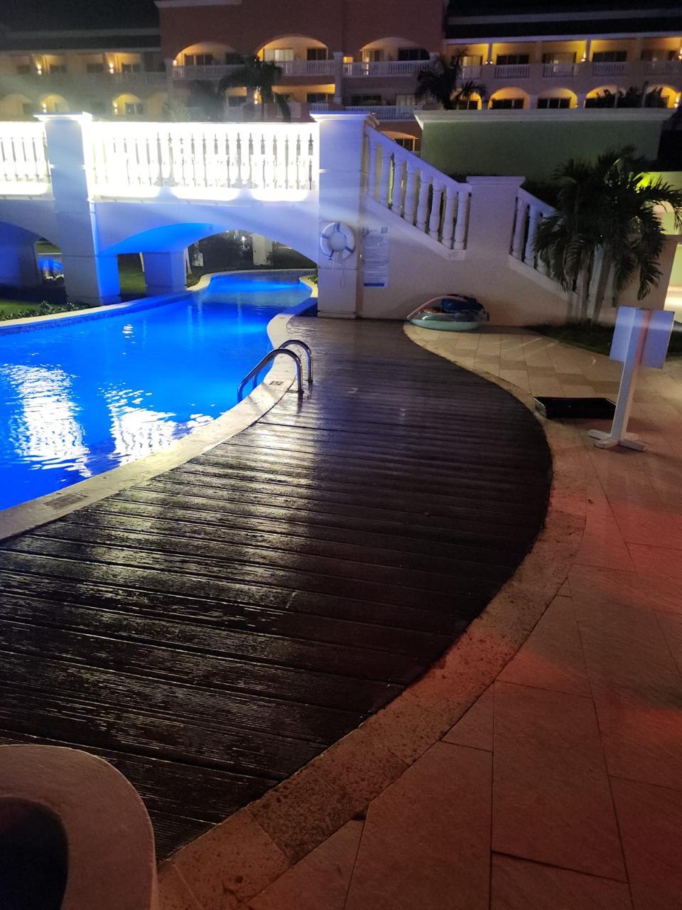 Deck curvo de borde de piscina