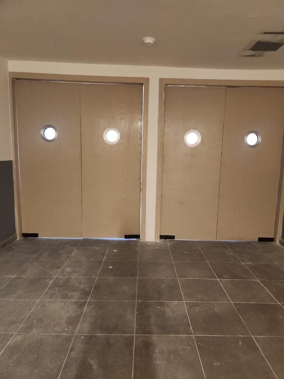 Puertas batientes con ojo de buey