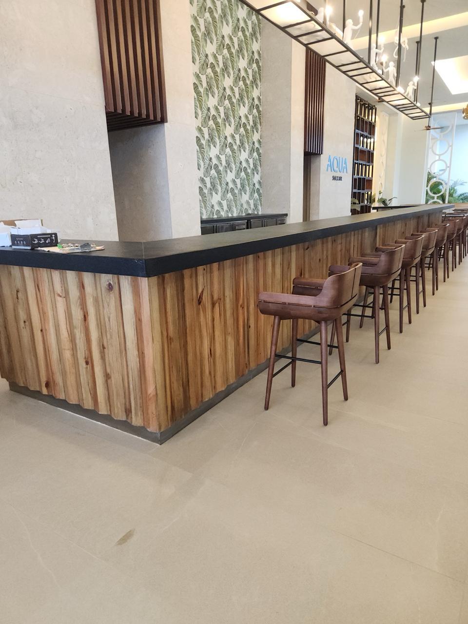 Barra de bar en listones de pino