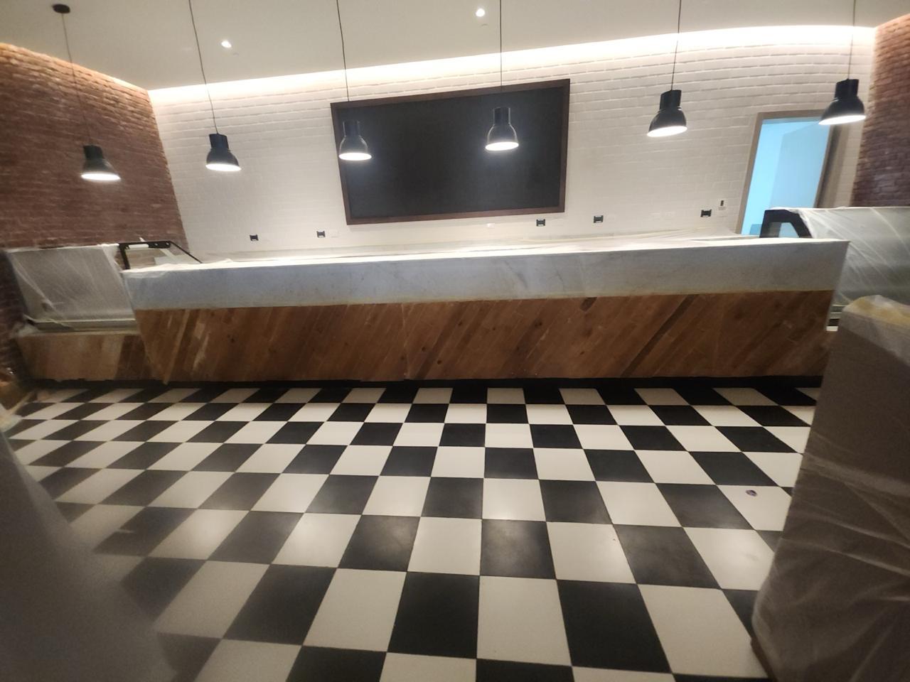 Barra de cafetería con frente de madera