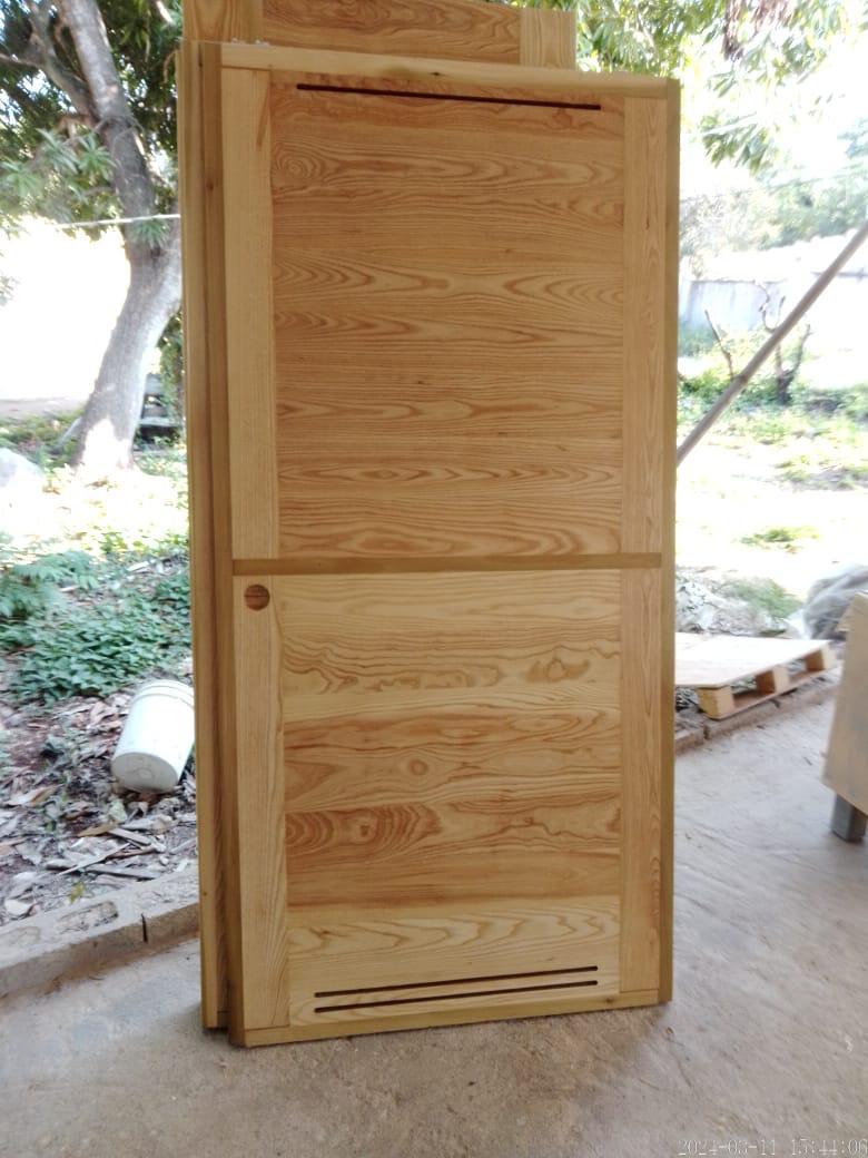 Puerta de pino con rejillas de ventilación