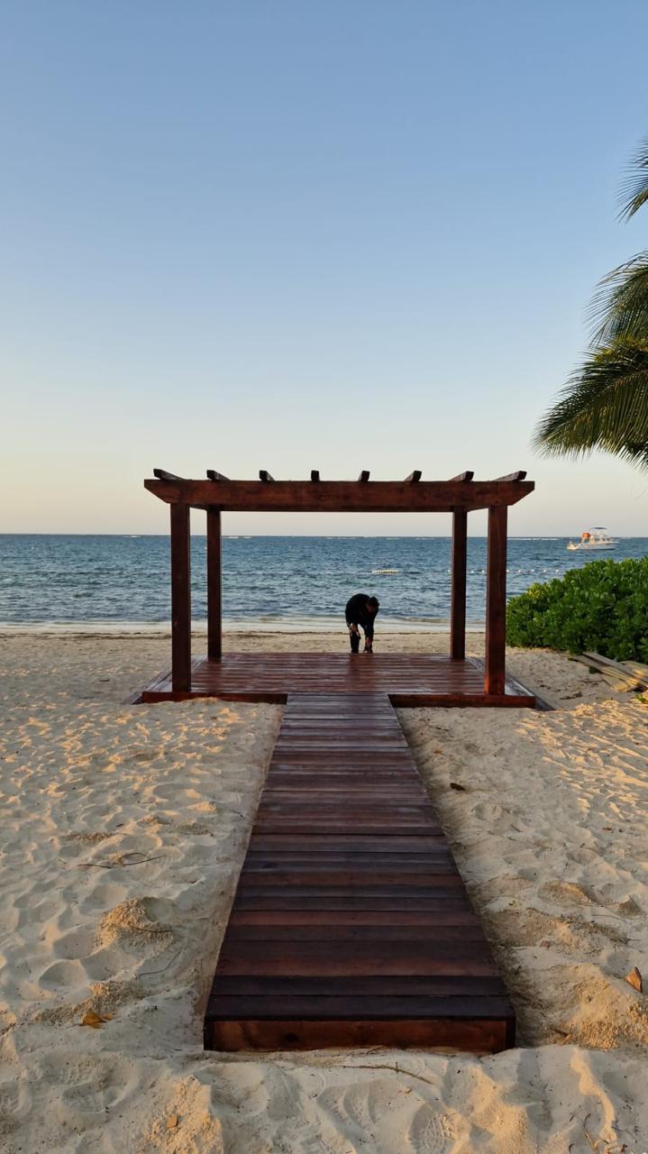 Pérgola de playa con pasarela
