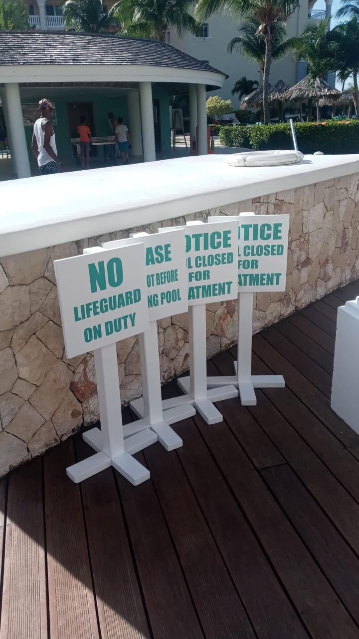 Letreros de aviso con base de madera
