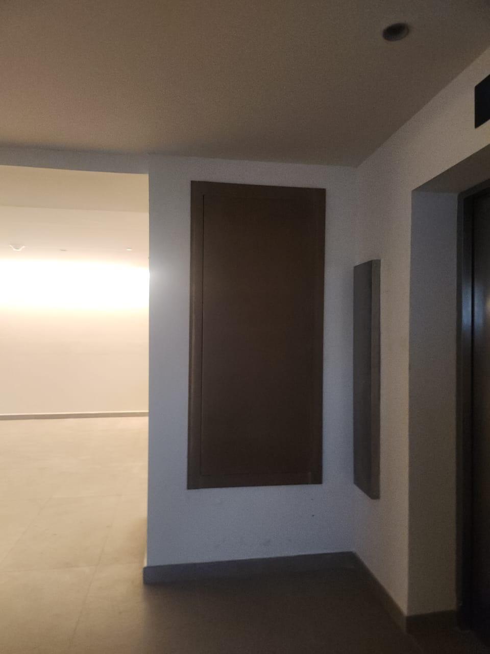 Puerta oculta empotrada en pared