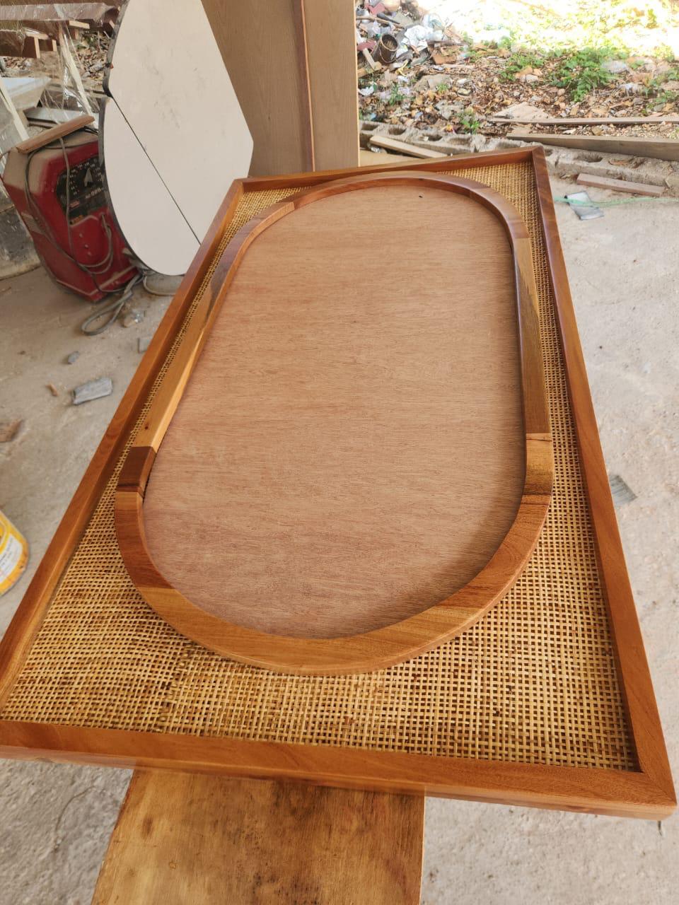 Tope de mesa con rejilla de ratán